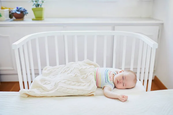 Baby schläft im Kinderbett der Eltern — Stockfoto