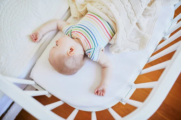 Bebê dormindo no berço do co-dorminhoco ligado à cama dos pais — Fotografia de Stock