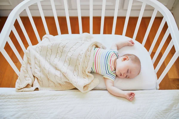 Copilul doarme în pătuțul de co-dormit atașat de patul părinților — Fotografie, imagine de stoc