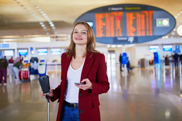 Jovem mulher no aeroporto internacional — Fotografia de Stock