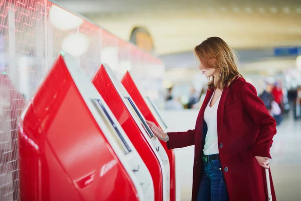 Junge Frau auf internationalem Flughafen — Stockfoto