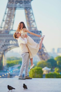 Paris'te mutlu romantik çift, Eyfel kulesi yakınında