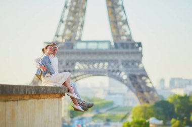 Paris'te mutlu romantik çift, Eyfel kulesi yakınında