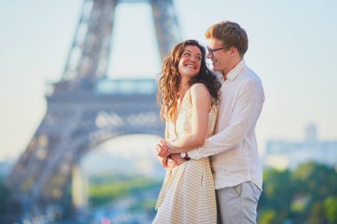 Paris'te mutlu romantik çift, Eyfel kulesi yakınında