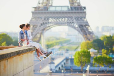 Paris'te mutlu romantik çift, Eyfel kulesi yakınında
