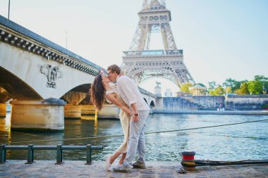 Paris'te mutlu romantik çift, Eyfel kulesi yakınında