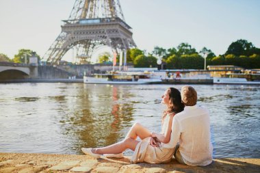 Paris'te mutlu romantik çift, Eyfel kulesi yakınında