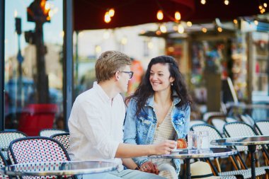 Paris'te mutlu romantik çift, kahve içiyor