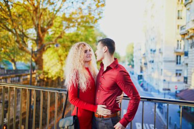 Paris'te Bir-Hakeim köprüsünde romantik çift, Fransa