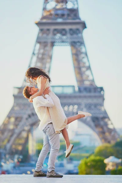 Pasangan romantis bahagia di Paris, dekat menara Eiffel — Stok Foto