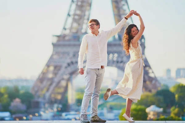 Joyeux couple romantique à Paris, près de la tour Eiffel — Photo