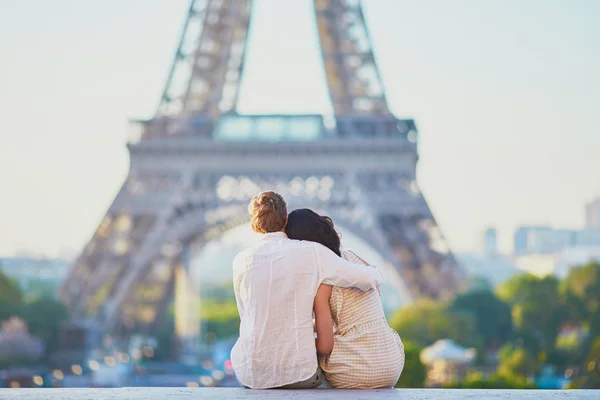 Glückliches romantisches paar in paris, in der nähe des eiffelturms — Stockfoto