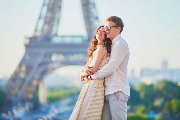 Lyckligt romantiskt par i Paris, nära Eiffeltornet — Stockfoto