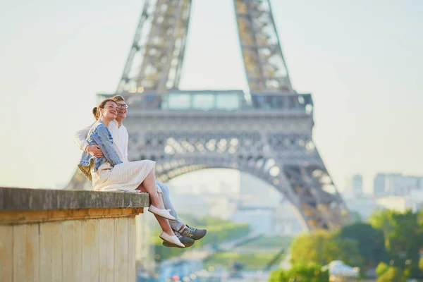 Lyckligt romantiskt par i Paris, nära Eiffeltornet — Stockfoto