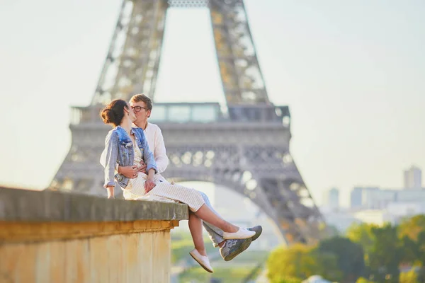 Χαρούμενο ρομαντικό ζευγάρι στο Παρίσι, κοντά στον πύργο του Άιφελ — Φωτογραφία Αρχείου