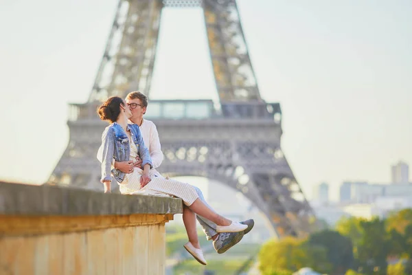 Feliz pareja romántica en París, cerca de la Torre Eiffel — Foto de Stock