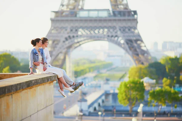 Lyckligt romantiskt par i Paris, nära Eiffeltornet — Stockfoto