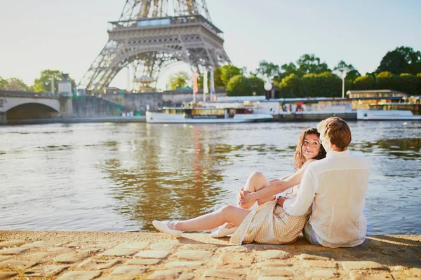 Šťastný romantický pár v Paříži nedaleko Eiffelovy věže — Stock fotografie