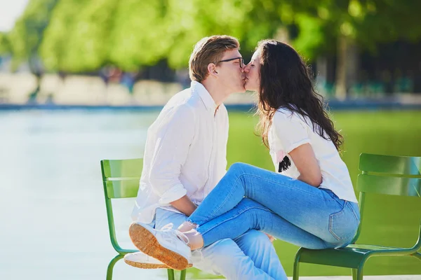 Happy romantyczna para w Paryżu, siedząc na tradycyjnych zielonych metalowych krzeseł w ogrodzie Tuileries — Zdjęcie stockowe