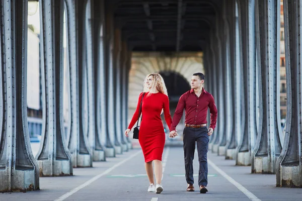 Coppia romantica che cammina sul ponte di Bir-Hakeim a Parigi, Francia — Foto Stock