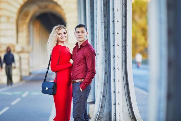 Casal romântico caminhando na ponte Bir-Hakeim em Paris, França — Fotografia de Stock