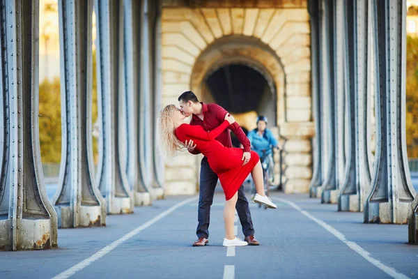 Romantic couple kissing on Bir-Hakeim bridge in Paris, France — Stock Photo, Image