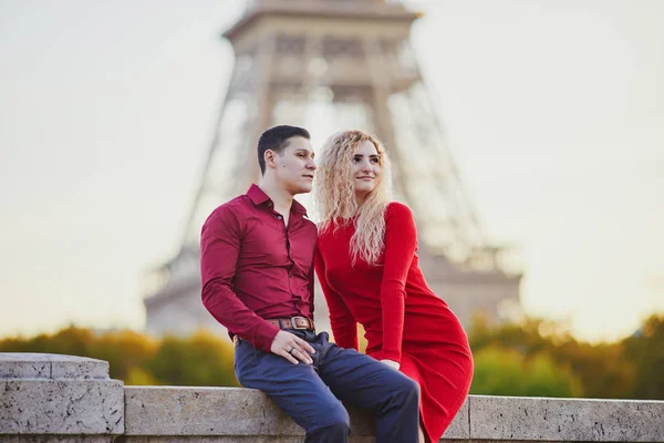 Coppia romantica innamorata vicino alla Torre Eiffel — Foto Stock
