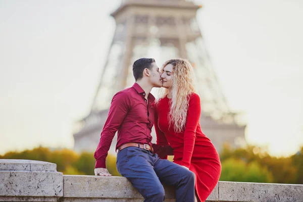Romantikus pár a szerelem, az Eiffel-torony közelében — Stock Fotó