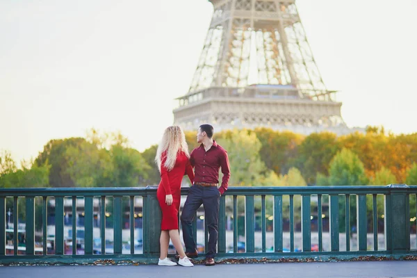 Casal romântico apaixonado perto da torre Eiffel — Fotografia de Stock