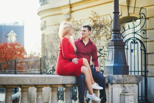 Casal romântico kising em uma rua parisiense — Fotografia de Stock