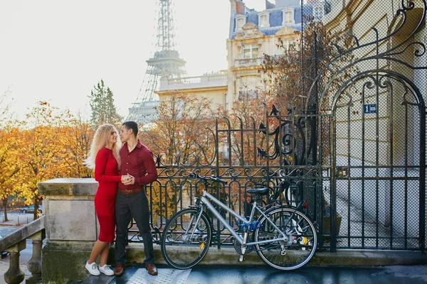 Romantic couple in love near the Eiffel tower — Stock Photo, Image
