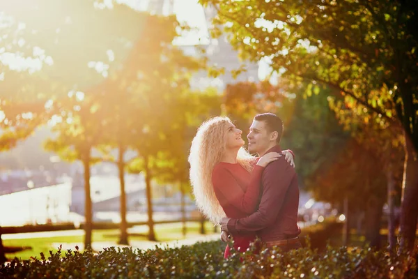 Romantický pár v lásce na Eiffelovu věž — Stock fotografie