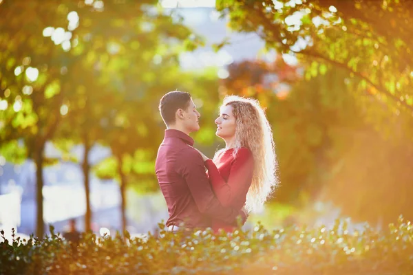 Romantyczna para w miłości, w pobliżu wieży Eiffla — Zdjęcie stockowe