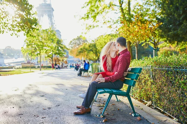 Romantiska par i kärlek nära Eiffeltornet — Stockfoto