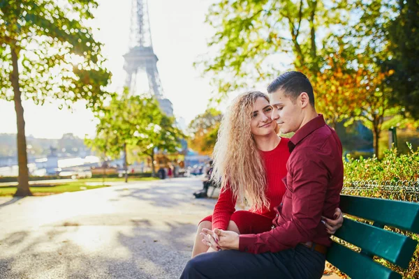 Romantický pár v lásce na Eiffelovu věž — Stock fotografie