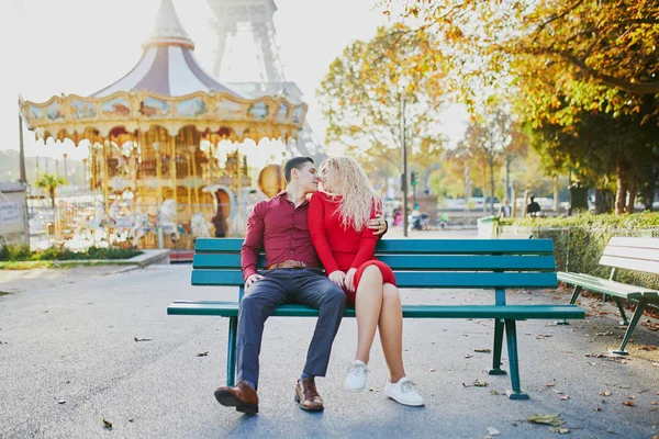 Romantiska par i kärlek nära Eiffeltornet — Stockfoto