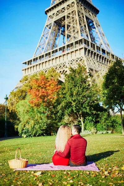 Romantic couple having picnic on the grass near the Eiffel tower — Stock Photo, Image