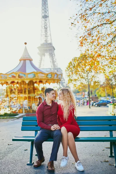 Romantický pár v lásce na Eiffelovu věž — Stock fotografie