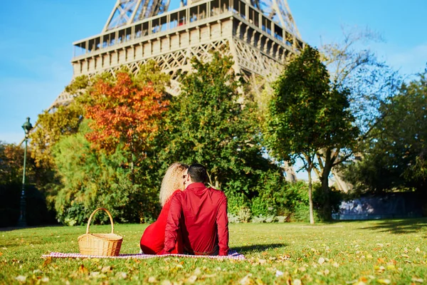 Eiffel tower yakınındaki Çimlerde piknik Romantik Çift — Stok fotoğraf