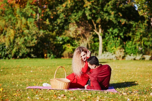 Romantik çift bir sonbahar gününde çim üzerinde piknik yapıyor — Stok fotoğraf