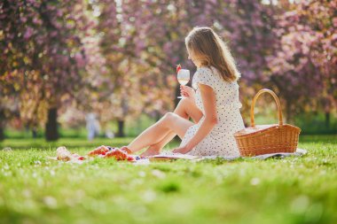 Güzel genç kadın piknik yapıyor