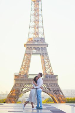 Paris'te mutlu romantik çift, Eyfel kulesi yakınında