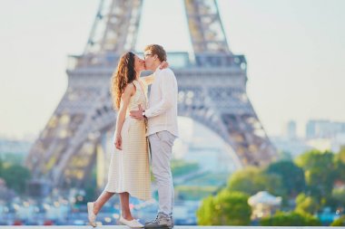 Paris'te mutlu romantik çift, Eyfel kulesi yakınında