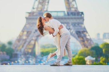 Paris'te mutlu romantik çift, Eyfel kulesi yakınında