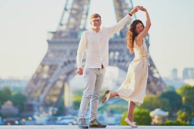 Paris'te mutlu romantik çift, Eyfel kulesi yakınında