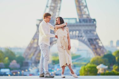 Paris'te mutlu romantik çift, Eyfel kulesi yakınında