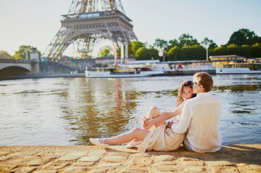 Paris'te mutlu romantik çift, Eyfel kulesi yakınında