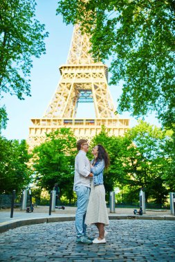 Paris'te mutlu romantik çift, Eyfel kulesi yakınında