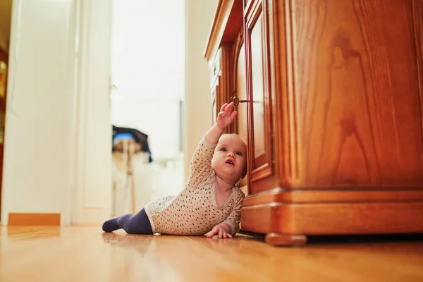 Niña aprendiendo a gatear — Foto de Stock