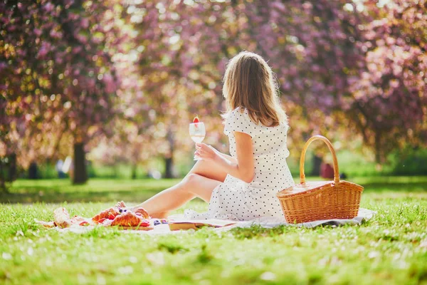 Hermosa joven teniendo picnic — Foto de Stock